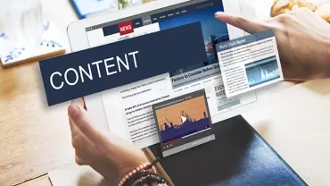 Personne utilisant une tablette avec divers articles de presse affichés.