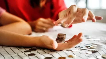 Bilan de pièces de monnaie sur une table