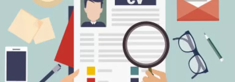 Mains tenant un CV avec loupe, café et ordinateur portable.