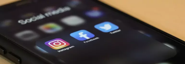 Écran de smartphone avec applications sociales.