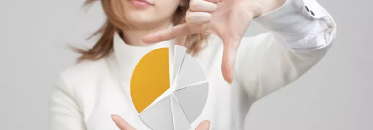 Personne tenant une découpe de camembert avec des segments jaunes et gris.