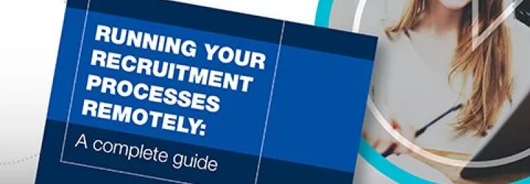 Couverture de 'Gérer ses processus de recrutement à distance : Un guide complet' avec une personne travaillant sur un ordinateur.